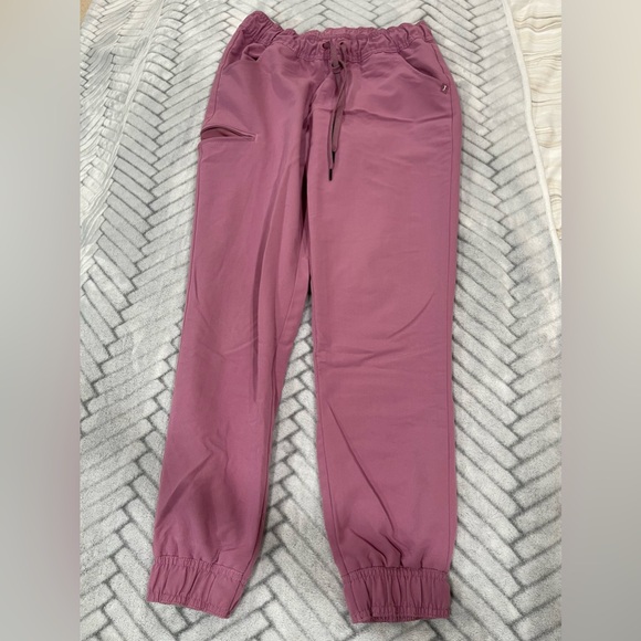 Mauve Jaanuu scrub set with jogger pants (XXS top, S pants) - Picture 5 of 9